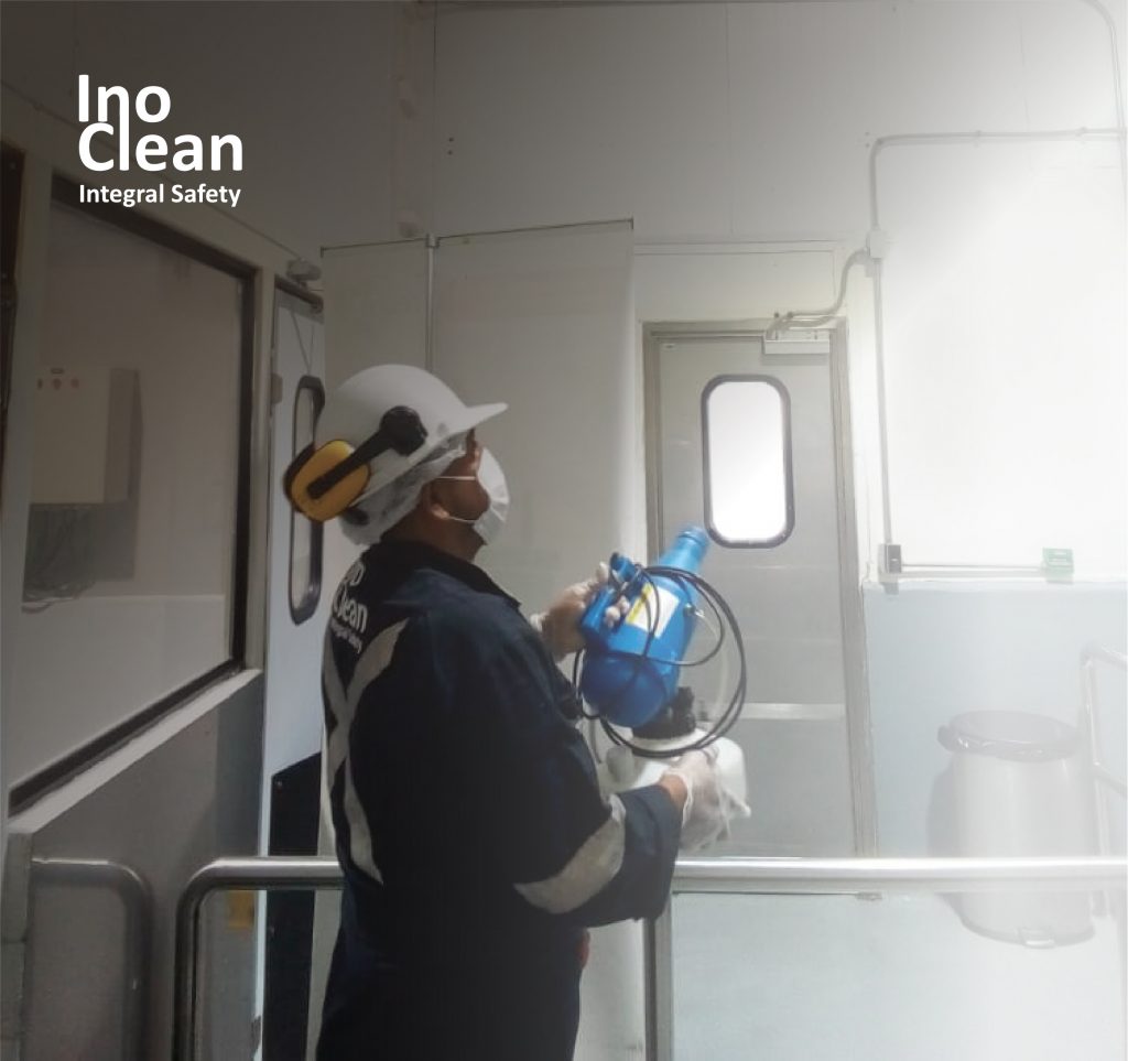 Profesional realizando labor de sanitización con nebulizador en oficinas