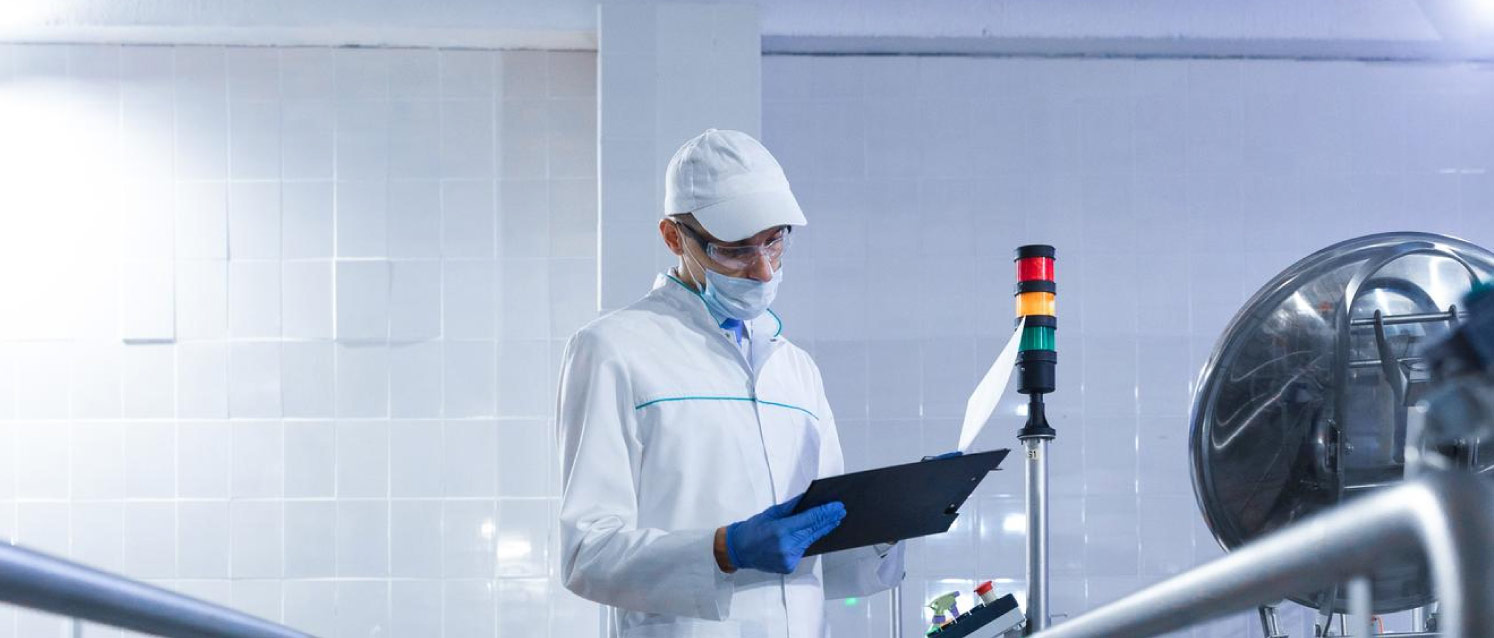 Persona realizando inspección en planta de alimentos