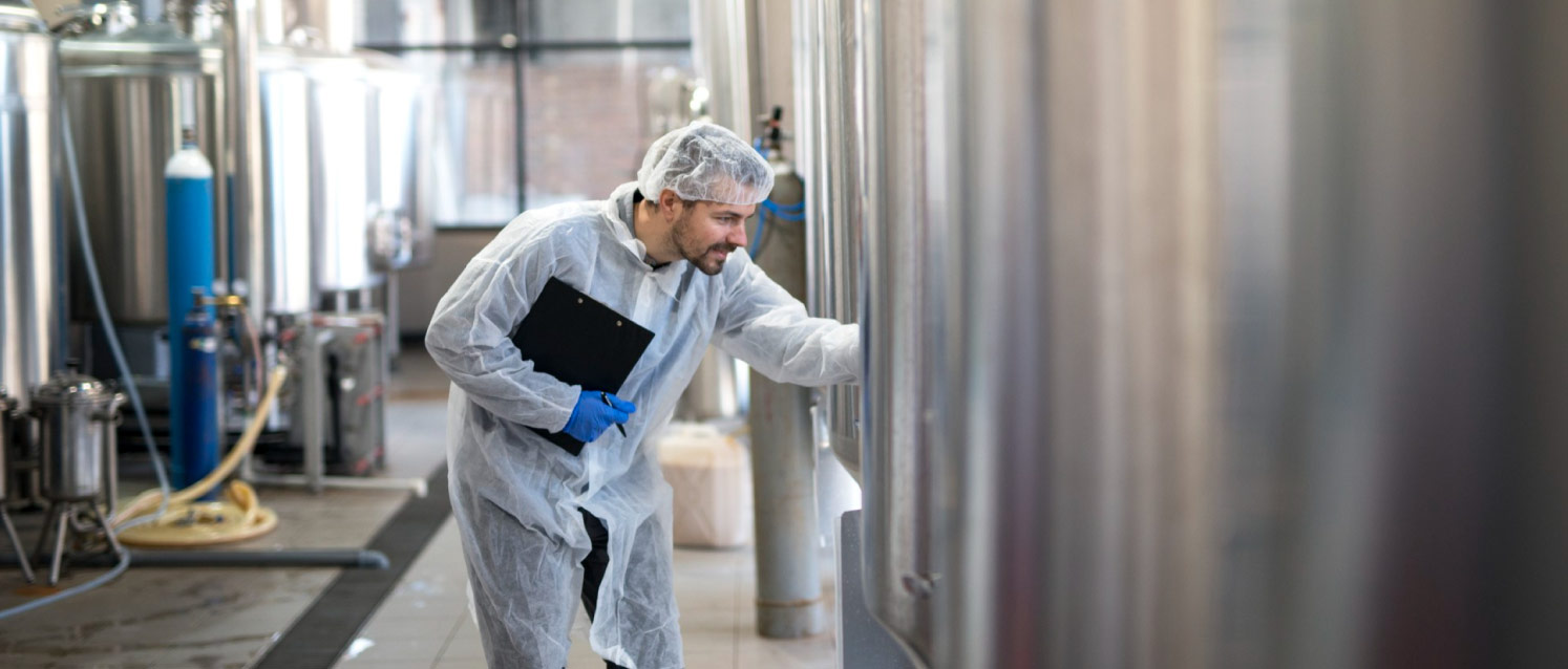 Trabajador inspeccionando industria alimentaria