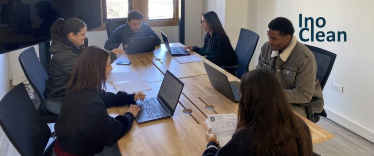 Equipo de Inoclean en reunión de coordinación: limpieza de ductos, pisos mecanizados, trabajos en altura y sanitización HACCP.